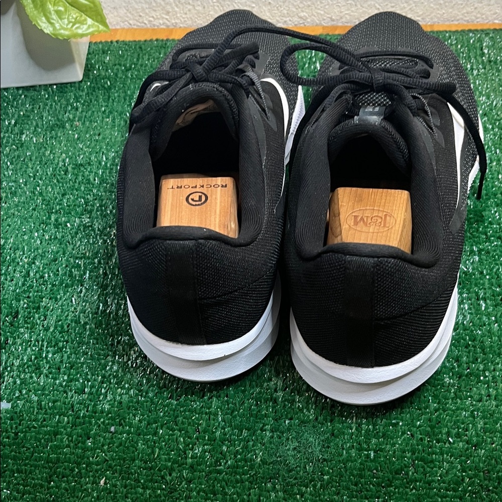 Nike Black and White Low-Top Running Sneakers - Picture 5 of 7